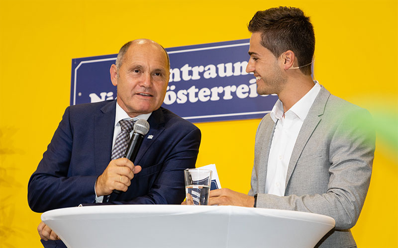 Moderator Jürgen Winterleitner mit Nationalratspräsident Wolfgang Sobotka bei der Eröffnung des Wohntraum Niederösterreich